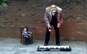 Εκπληκτικός ζογκλέρ και πιανίστας (Βίντεο)