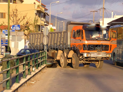 Ναύπακτος: Σύγκρουση φορτηγού με Ι.Χ στη γέφυρα του Σκά - Φωτογραφία 3