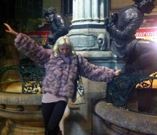 ΤΖΟΥΛΙΑ ΑΛΕΞΑΝΔΡΑΤΟΥ-Με γούνα υπερπαραγωγή στην Βιέννη, πόσα ζώα χάθηκαν... - Φωτογραφία 3