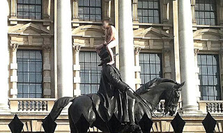 Γυμνός άνδρας ανέβηκε σε άγαλμα στο Λονδίνο! - Φωτογραφία 1