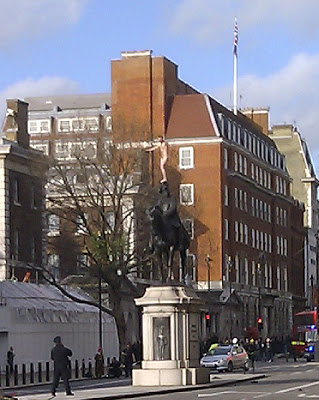 Γυμνός άνδρας ανέβηκε σε άγαλμα στο Λονδίνο! - Φωτογραφία 2