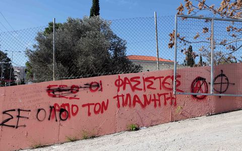 Η Χρυσή Αυγή στα σχολεία / Σβάστικες και αλυσίδες στα θρανία...!!! - Φωτογραφία 4