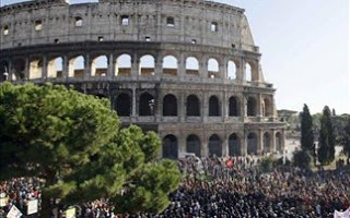 Χιλιάδες καθηγητές και φοιτητές διαδήλωσαν στη Ρώμη - Φωτογραφία 1