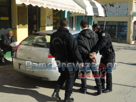 Πρέβεζα: Πολίτης συνέλαβε Αλβανό τσαντάκια - Φωτό και Video - Φωτογραφία 1