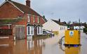 Μεγάλη Βρετανία: Δυο νεκροί και εκατοντάδες σπίτια πλημμυρισμένα,