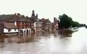 Νεκροί και μεγάλες καταστροφές από τις πλημμύρες στη Μεγάλη Βρετανία