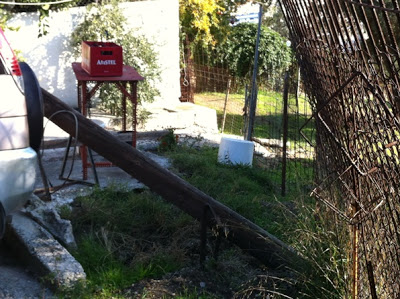 Κολώνα του ΟΤΕ έπεσε σε σπίτι στην Παλλήνη! - Φωτογραφία 4