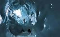 Κατάβαση σε σπηλιές από πάγο στην Ελβετία