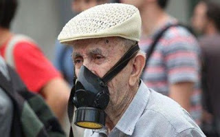 «Έφυγε» ο παππούς με τη μάσκα - Φωτογραφία 1
