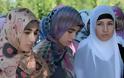 Τουρκικά σχολεία: Όχι στα κολάν, ναι στις μαντίλες
