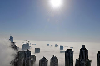 Σπάνιο και εντυπωσιακό: Η ομίχλη σκεπάζει τους ουρανοξύστες του Ντουμπάι! - Φωτογραφία 1