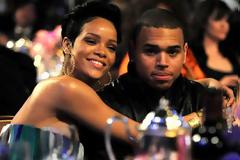 Πώς η Rihanna ρεζίλεψε τον Chris Brown και τον έκανε να σβήσει το twitter του;