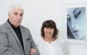 Ακραία εκμετάλλευση: Ο πατέρας της Εϊμι Γουαϊνχάουζ ποζάρει δίπλα σε πίνακά της
