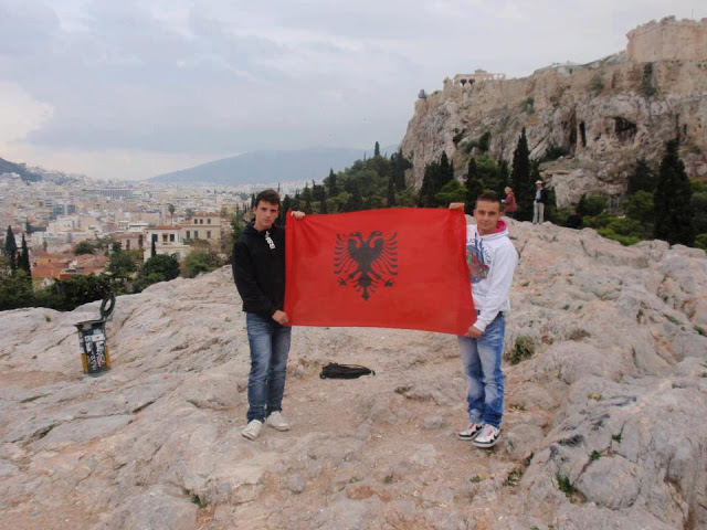 Αφού σήκωσαν την αλβανική σημαία στον ιερό βράχο , τώρα μας πουλάνε φιλία οι Αλβανοί ! Θορυβήθηκαν μάλλον από τις αντιδράσεις μας.. - Φωτογραφία 1