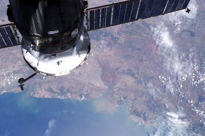 Το Τίμιο Ξύλο κάνει το γύρο του κόσμου 16 φορές την ημέρα από τον Διαστημικό Σταθμό ISS! - Φωτογραφία 2