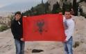Νεαροί σήκωσαν την Αλβανική σημαία με φόντο τον Παρθενώνα