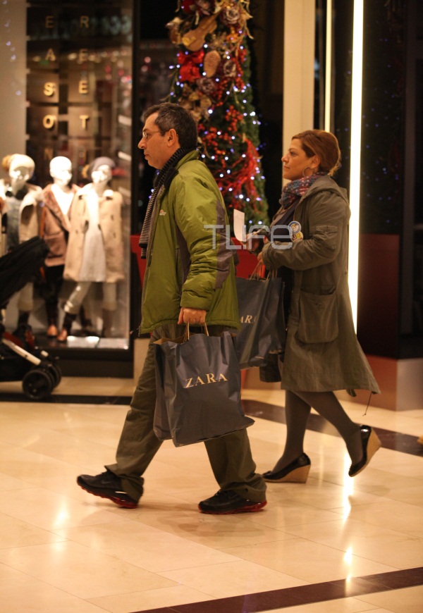 Οι celebrities κάνουν τα χριστουγεννιάτικα ψώνια τους! Φωτογραφίες - Φωτογραφία 10