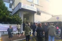 Διαμαρτυρία έξω από τα γραφεία του ΕΟΠΥΥ στο Αγρίνιο