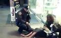 Aστυνομικός συγκινεί το Διαδίκτυο, προσφέροντας ένα ζευγάρι μπότες σε άστεγο