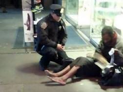 Ν. Υόρκη: Ήρωας στο Διαδίκτυο αστυνομικός που δώρισε μπότες σε άστεγο - Φωτογραφία 1