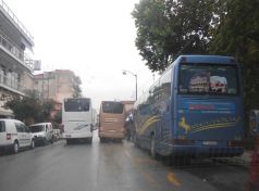 Το απόλυτο …αλαλούμ στο κέντρο των Τρικάλων με τουριστικά λεωφορεία - Φωτογραφία 1