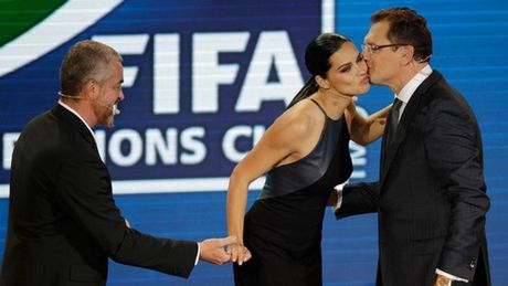 Η Adriana Lima τρελαίνει τους άντρες στην κλήρωση του Confederations Cup - Φωτογραφία 4