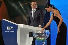 Η Adriana Lima τρελαίνει τους άντρες στην κλήρωση του Confederations Cup