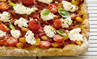 Η συνταγή της ημέρας: Πίτσα με ντοματίνια και φέτα - Φωτογραφία 1