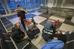 Συγκινεί η περιπέτεια του Έλληνα… Τοm Ηanks. Zει εδώ και έξι μήνες στο αεροδρόμιο του Μονάχου