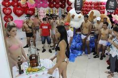 Έκαναν ψώνια... ημίγυμνοι (pics)