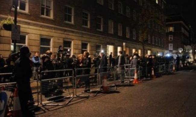 Δείτε:Χαμός έξω από το νοσοκομείο που νοσηλεύεται η Kate Middleton!! - Φωτογραφία 2