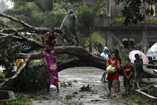 Έξι νεκροί από τον τυφώνα «Μπόφα» στις Φιλιππίνες - Φωτογραφία 1