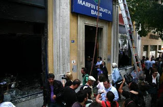 Μ. Βαρβιτσιώτης: Ασύλληπτοι παραμένουν οι δράστες του εμπρησμού της Marfin Bank - Φωτογραφία 1
