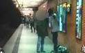 Βίντεο-ΣΟΚ: Τον έσπρωξε στις γραμμές του μετρό και τον πάτησε το τρένο