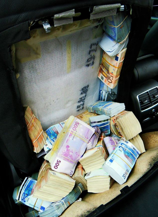 Έκρυβαν στις θέσεις του αυτοκινήτου 1,8 εκατ. ευρώ - Φωτογραφία 3