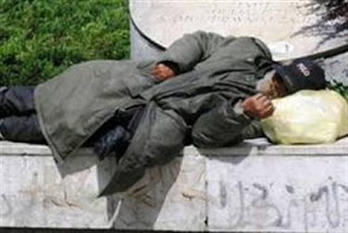 Πάτρα: Άστεγος κοιμάται στην πόρτα του Κοινωνικού Τομέα! - Φωτογραφία 1