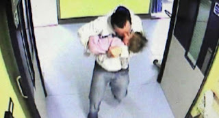 Σοκ-Παιδόφιλος δίνει το φιλί της ζωής σε βρέφος που μόλις έχει κακοποιήσει [εικόνες&βίντεο] - Φωτογραφία 1
