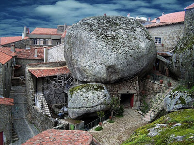 Ένα χωριό «στριμωγμένο» σε ογκώδεις βράχους του προηγούμενο αιώνα! - Φωτογραφία 2
