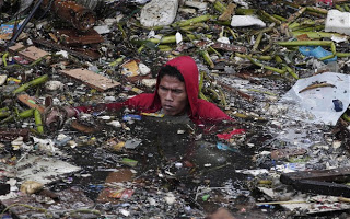 Εικόνες-σοκ: Φονικός τυφώνας σάρωσε τις Φιλιππίνες με 238 νεκρούς - Φωτογραφία 7