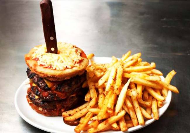 Atomic Fallout: Το burger που δύσκολα θα δοκίμαζες ποτέ - Φωτογραφία 1