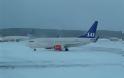 Παρέλυσε από τα χιόνια το αεροδρόμιο της Στοκχόλμης