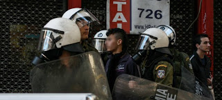 Μολότοφ, χημικά και τρεις συλλήψεις στο κέντρο της Αθήνας - Προσαγωγές μαθητών [βίντεο] - Φωτογραφία 1