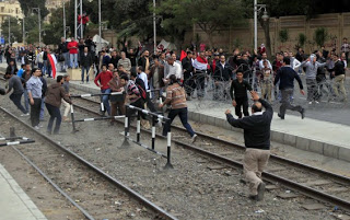 Χάος και πέντε νεκροί στην Αίγυπτο – Τανκς μπροστά στο προεδρικό μέγαρο - Φωτογραφία 1