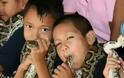 Απίστευτο και όμως αληθινό: Παιδιά βάζουν στο στόμα τους δηλητηριώδεις κόμπρες [video]