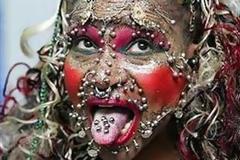 Η γυναίκα με τα περισσότερα piercing