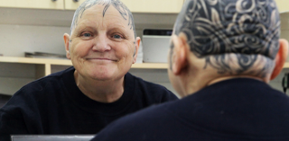 Τατουάζ στο κεφάλι έκανε 60χρονη - Φωτογραφία 1