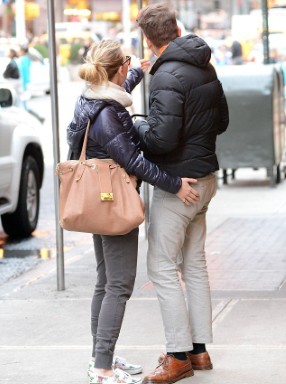 Scarlett Johansson: παθιασμένα φιλιά με το νέο της amore, στη μέση του δρόμου! - Φωτογραφία 4