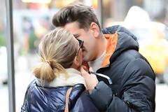 Scarlett Johansson: παθιασμένα φιλιά με το νέο της amore, στη μέση του δρόμου!