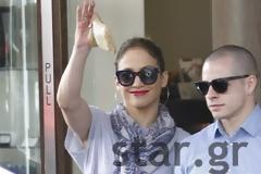Κατακόκκινα φιλιά μοίρασε η Jennifer Lopez αγκαζέ με τον Casper Smart
