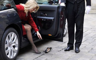 H ξανθιά Πρωθυπουργός της Δανίας, στα κόκκινα-φωτιά, χάνει το γοβάκι της στο Παρίσι - Φωτογραφία 1